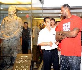 九游官方平台-久违了！詹姆斯时隔六年再次造访中国 上次是19年参加NBA中国赛